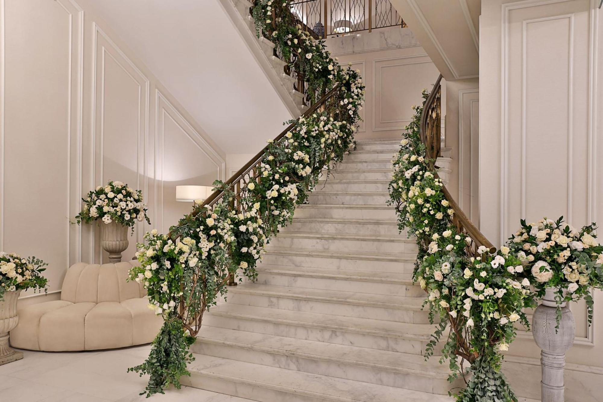 The Ritz-Carlton, Amman Ξενοδοχείο Εξωτερικό φωτογραφία The staircase of the hotel