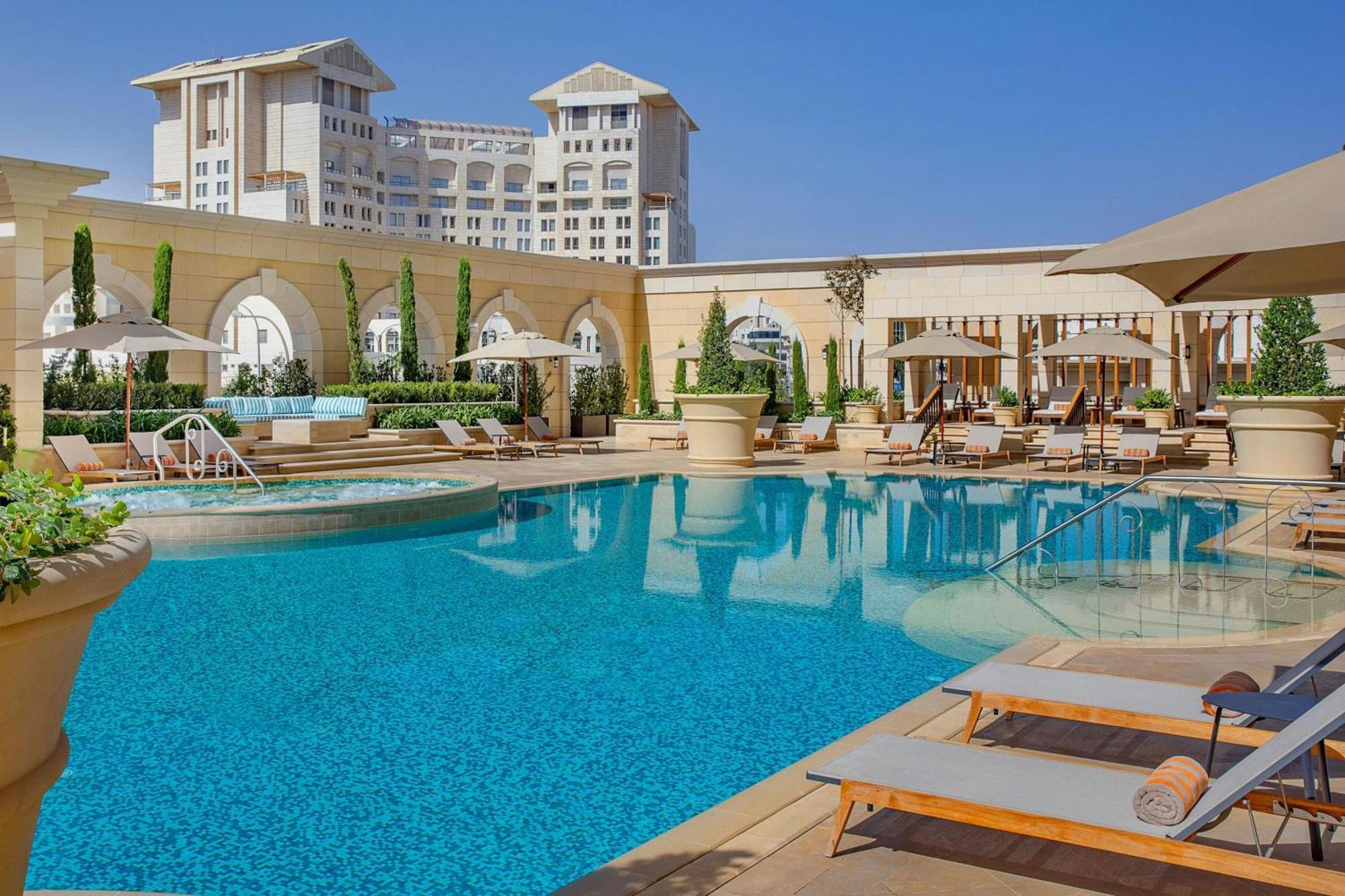 The Ritz-Carlton, Amman Ξενοδοχείο Εξωτερικό φωτογραφία The pool at the Four Seasons Hotel