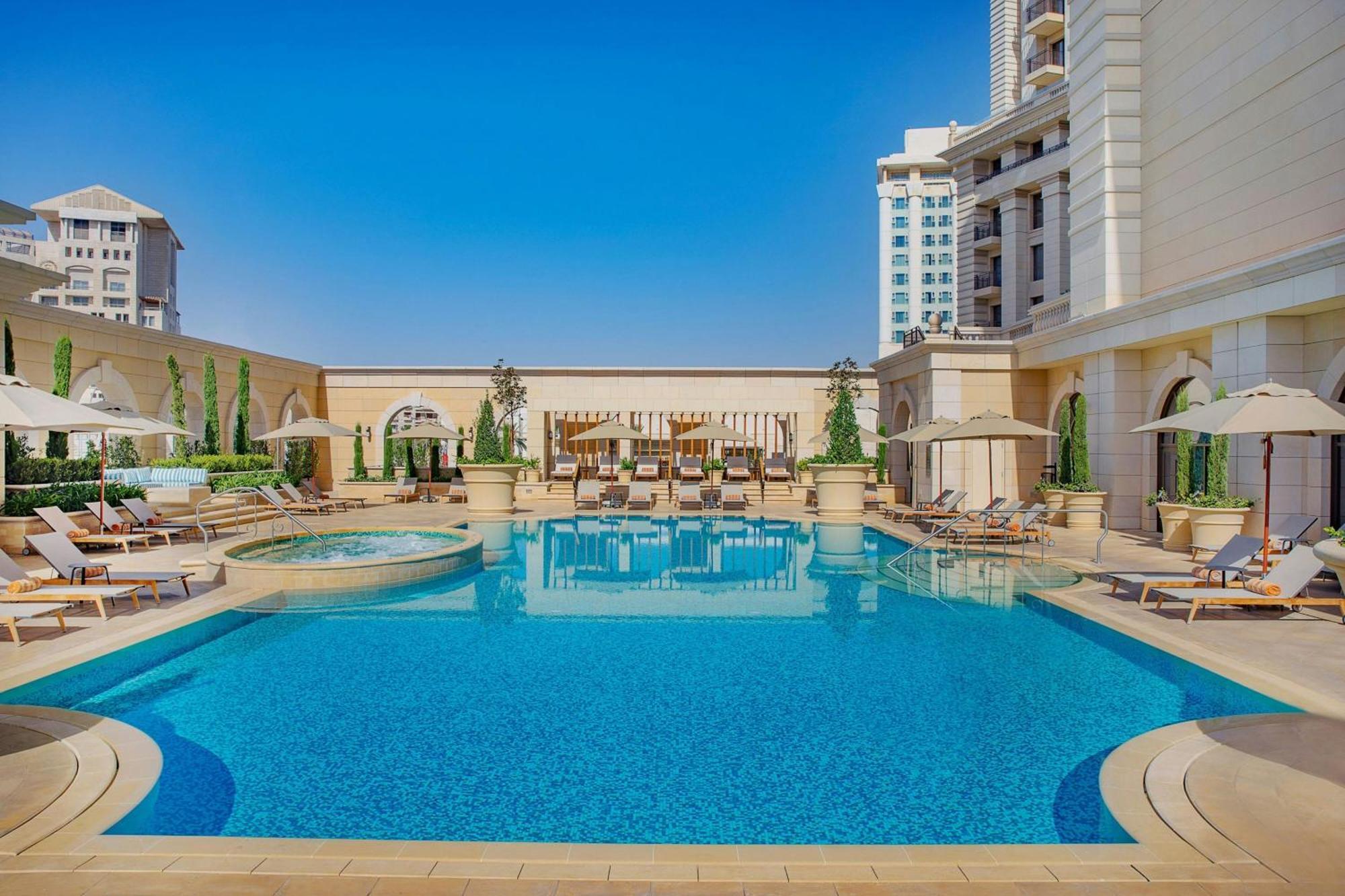 The Ritz-Carlton, Amman Ξενοδοχείο Εξωτερικό φωτογραφία The pool at the hotel