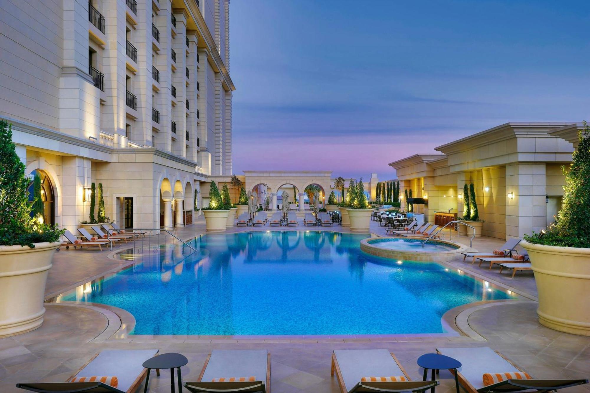 The Ritz-Carlton, Amman Ξενοδοχείο Εξωτερικό φωτογραφία The swimming pool at the hotel