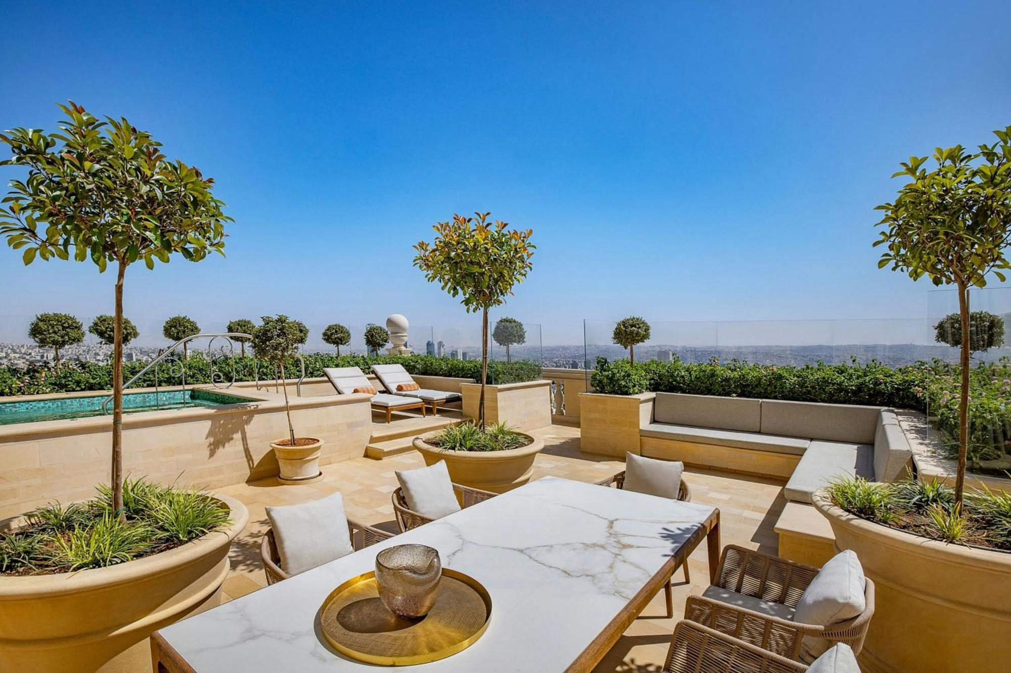 The Ritz-Carlton, Amman Ξενοδοχείο Εξωτερικό φωτογραφία The rooftop pool at the Four Seasons Hotel