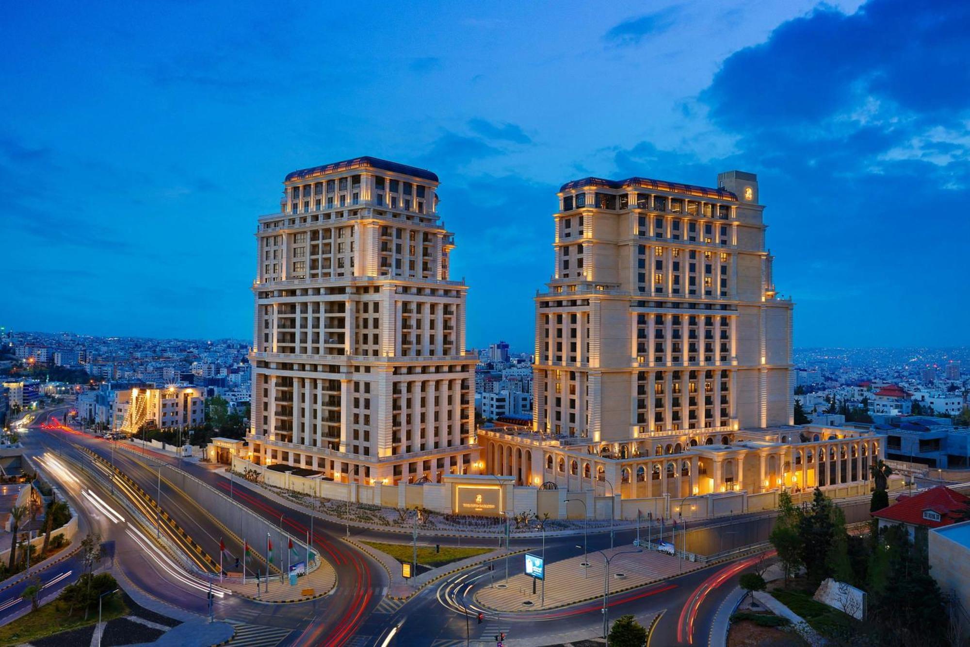 The Ritz-Carlton, Amman Ξενοδοχείο Εξωτερικό φωτογραφία The complex at night